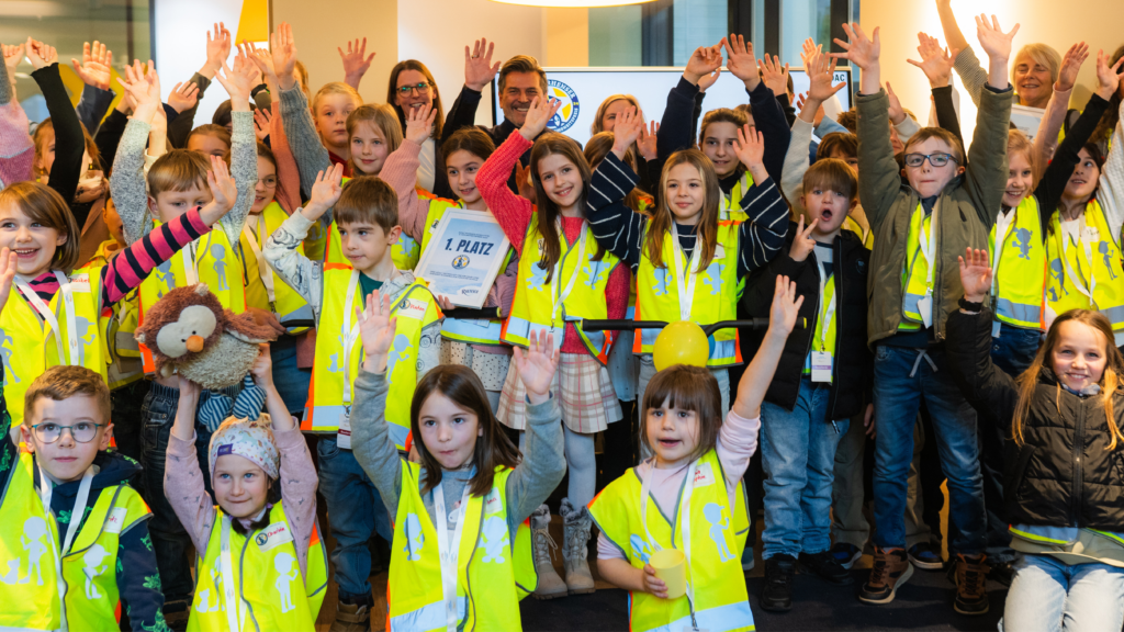 Schülerinnen und Schüler der Goethe-Grundschule Höhr-Grenzhausen jubeln über den Sieg des ADAC Rhenser-Mobilitäts- und Gesundheitspreis 2024.
