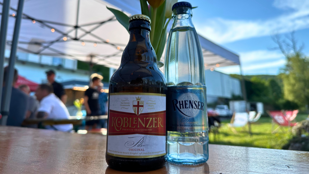 Rhenser Mineralwasser und Koblenzer Bier (Pils) auf einem Tisch beim Rhenser Frühjahrsfest 2025.