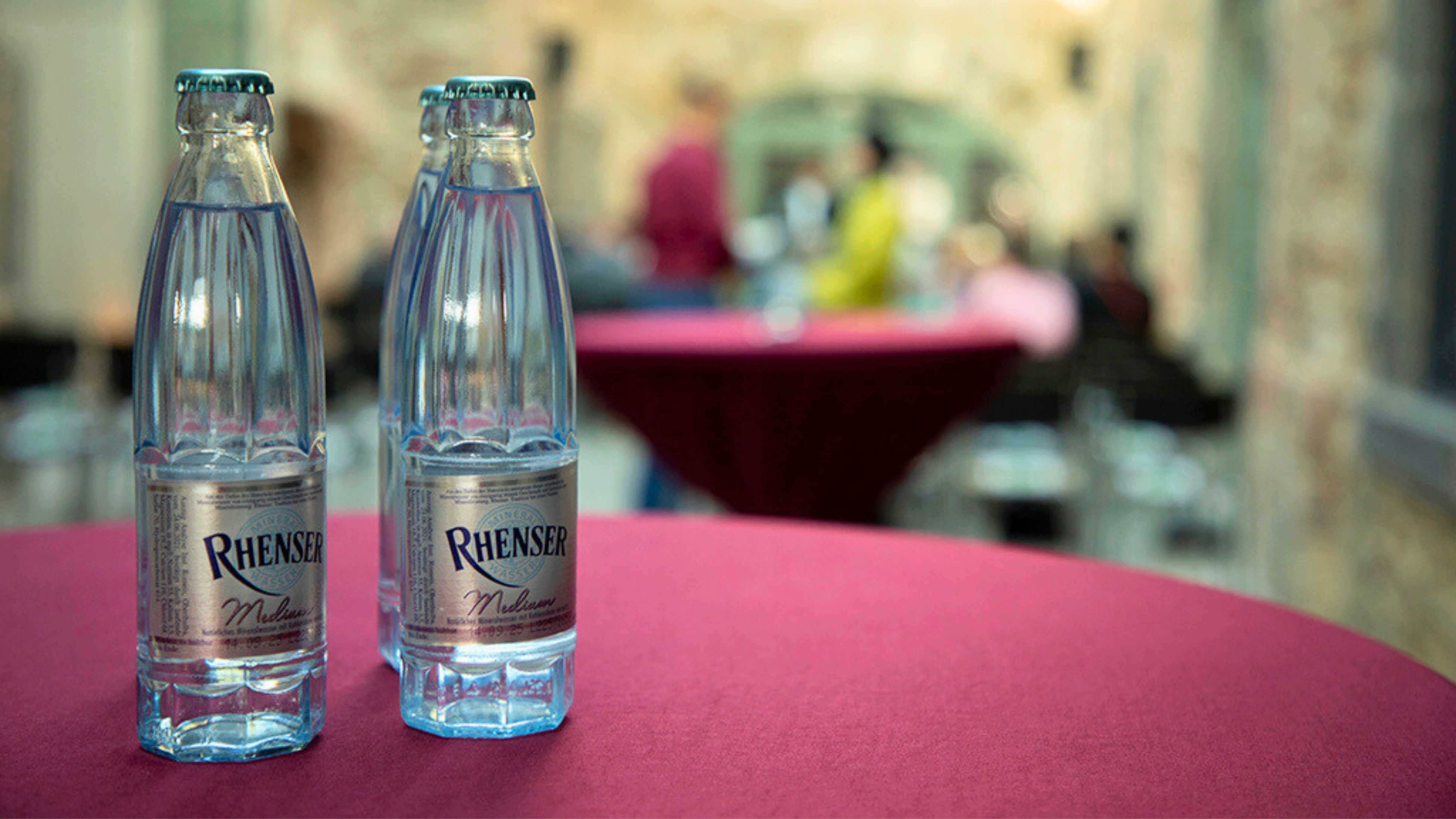 Rhenser Mineralwasser Gourmet auf einem Stehtisch bei der Eröffnung neuer Ausstellungen auf der Festung Ehrenbreitstein.