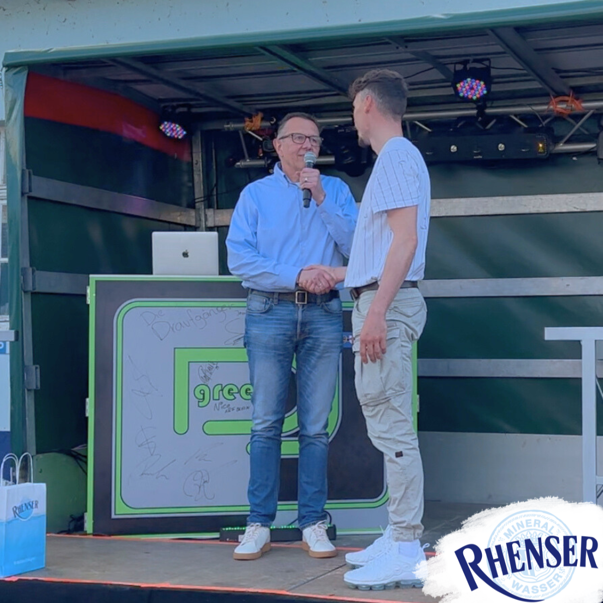 Rhenser-Geschäftsführer Christian Berentzen gratuliert Rhenser-Mitarbeitendem zu Jubiläum auf Rhenser Frühjahrsfest 2025.
