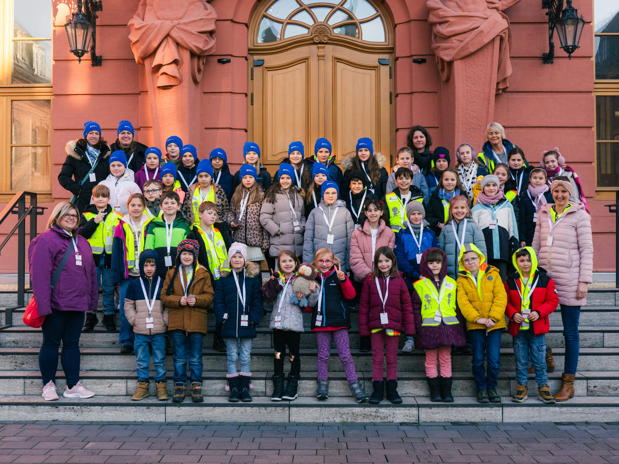 Schüler stehen vor dem Klimaschutzministerium Rheinland-Pfalz.