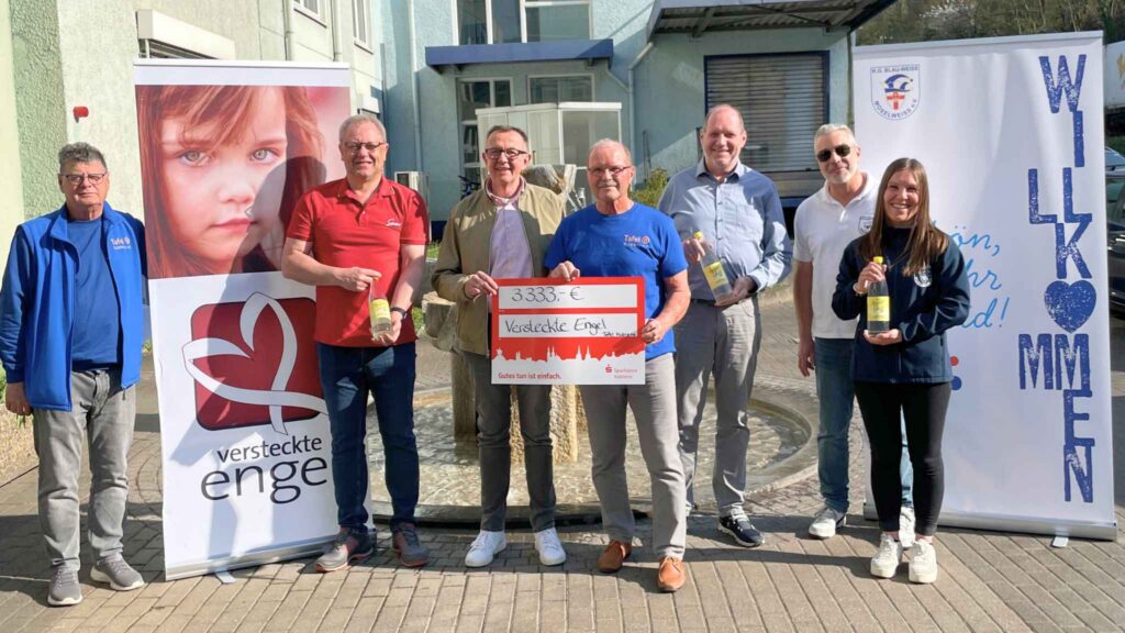 Rhenser-Geschäftsführer Christian Berentzen, AKK-Präsident Andreas Münch und das Koblenzer Tollitätenpaar 2025 überreichen Spendenscheck in Höhe von 3.333. Euro an die "Versteckten Engel" der Tafel Koblenz vor dem Rhenser Mineralbrunnen.