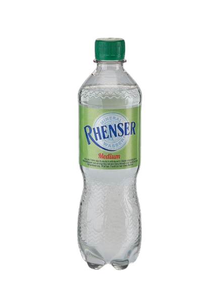 Eine 0,5l-PET-Einwegflasche Rhenser Mineralwasser Medium mit grünem Etikett und grünem Verschluss.