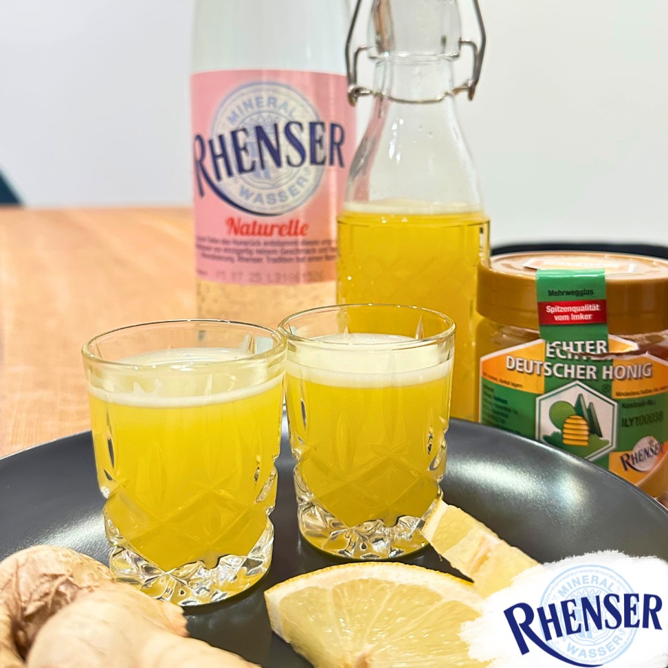Hausgemachter Ingwer-Shot mit Zitrone, Honig und Rhenser Mineralwasser.