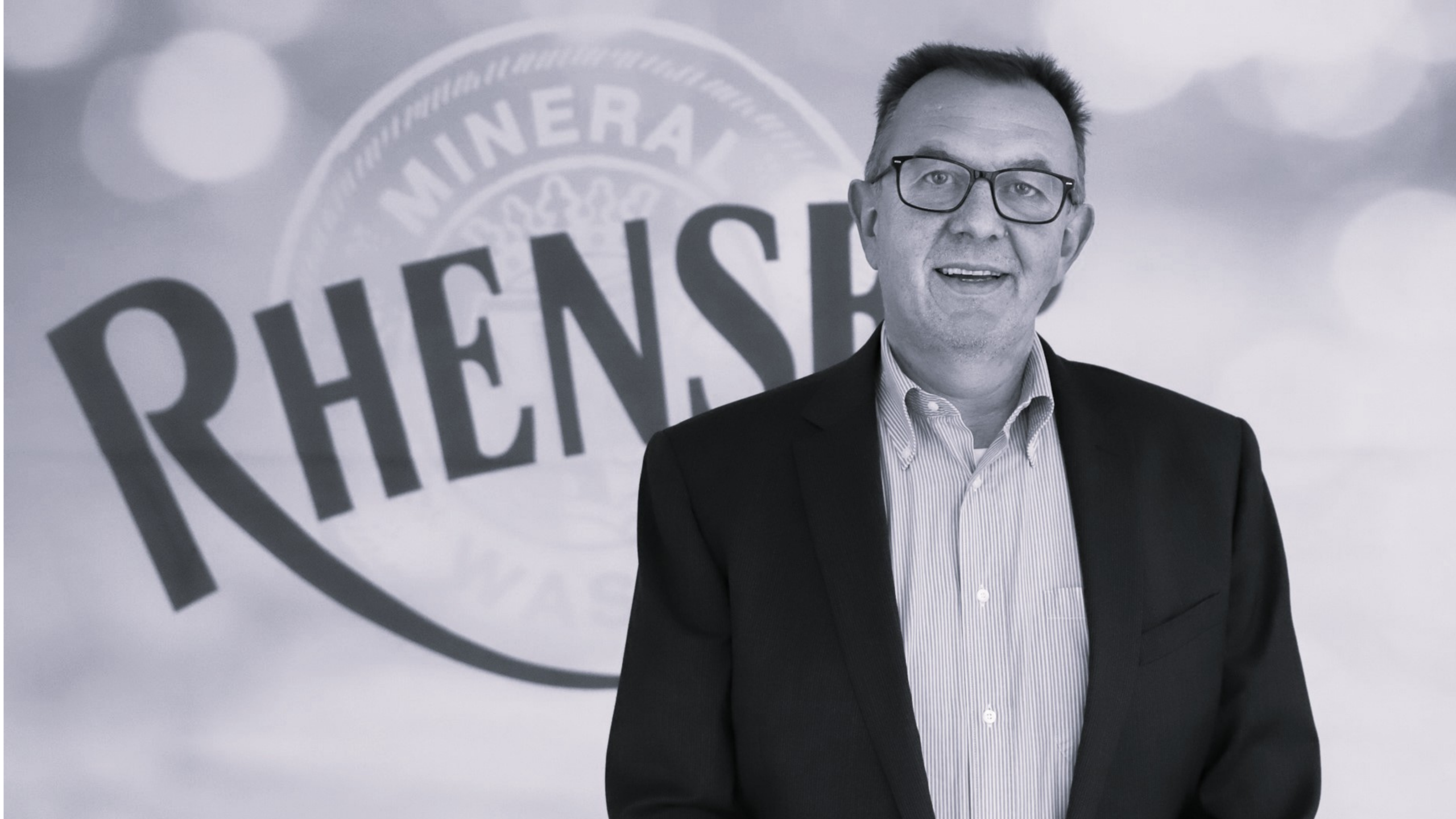 Schwarz-weiß Porträt von Christian Berentzen, verstorbener Geschäftsführer der Rhenser Mineralbrunnen GmbH.