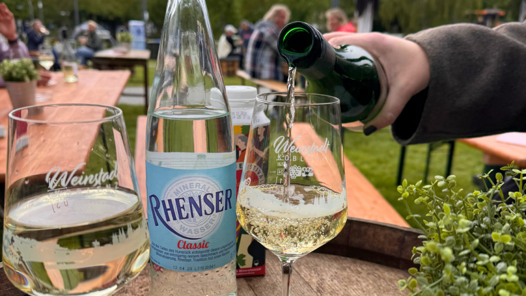 Rhenser Mineralwasser und Wein beim Weinfestival Koblenz 2026 in entspannter Festivalatmosphäre.